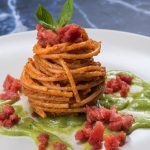 SPAGHETTI CON PESTO DI ZUCCHINE, BURRATA, TARTARE DI TONNO AL LIMONE E POMODORO MARINATO