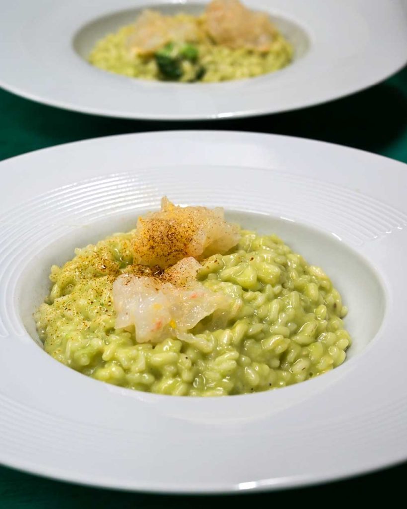 Risotto con broccoli, tartare di scampi, limone e una sottile polvere di liquirizia.