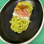 SPAGHETTONI CON PESTO DI BASILICO ALLE NOCCIOLE, TARTARE DI GAMBERI AL LIMONE, CHIPS DI ZUCCHINE E STRACCIATELLA