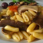CAVATELLI CON GAMBERI ROSA E FUNGHI CARDONCELLI CON SBRICIOLATA DI TARALLI
